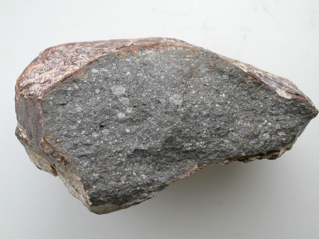 Pedaço do meteorito Sahara 97096, um condrito enstatita (Imagem: Reprodução/L. Piani/Museum of Natural History in Paris)