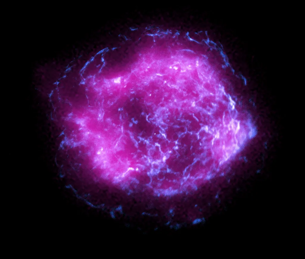 Imagem de Cassiopeia A com dados de raios X coletados pelo IXPE, em rosa, e dados do observatório Chandra, em azul (Imagem: Reprodução/NASA/CXC/SAO/IXPE)