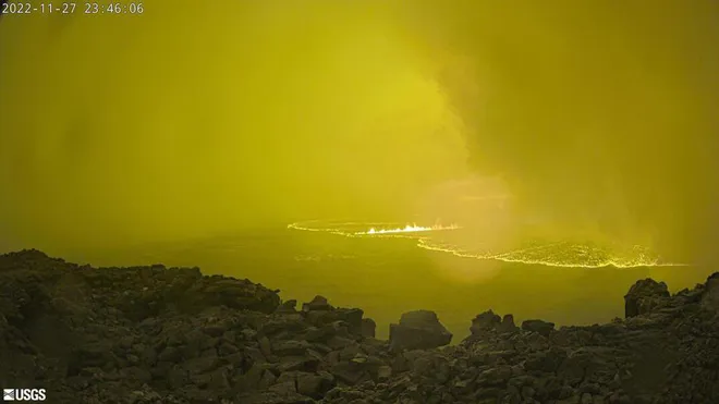 Imagem do Serviço Geológicos dos Estados Unidos registra o vulcão Mauna Loa em atividade (Imagem: Reprodulção/USGS)