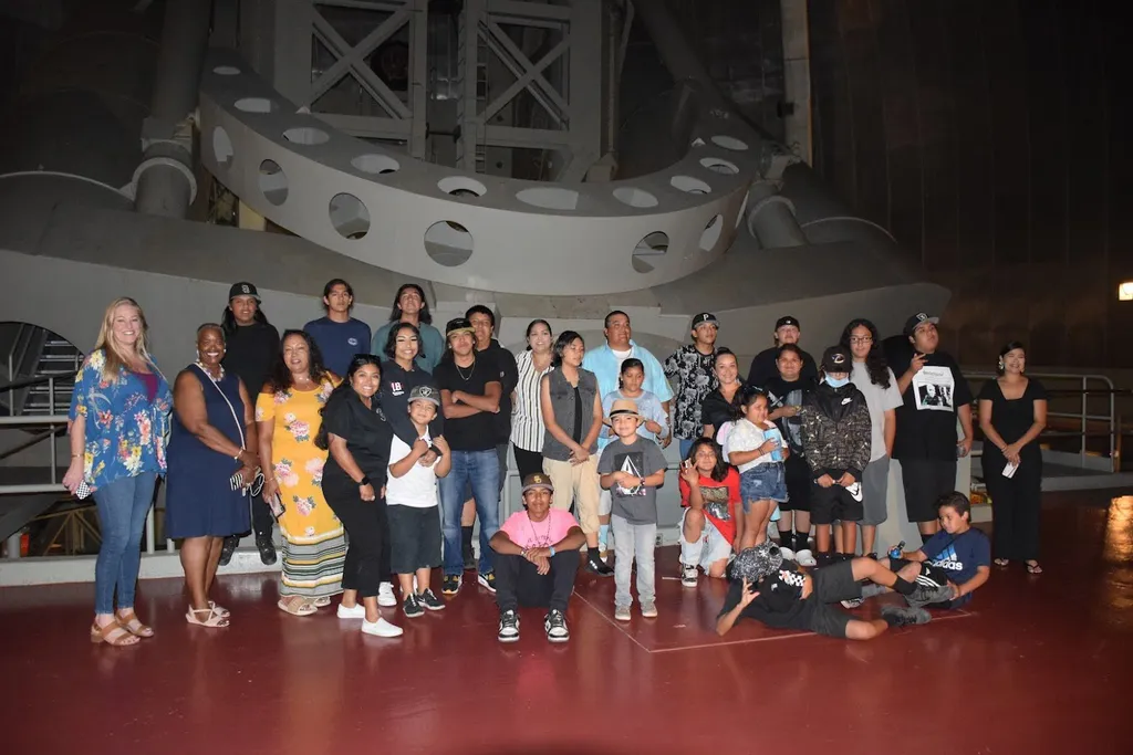 Membros do povo Pauma na cúpula do telescópio Hale de 5 metros de diâmetro (Imagem: Reprodução/Observatório Palomar/Caltech)
