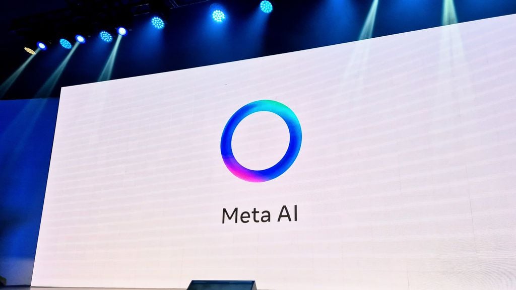 Logotipo da Meta AI apresentada em um palco durante o Meta Festival 2024 (Imagem: Bruno De Blasi/Canaltech)