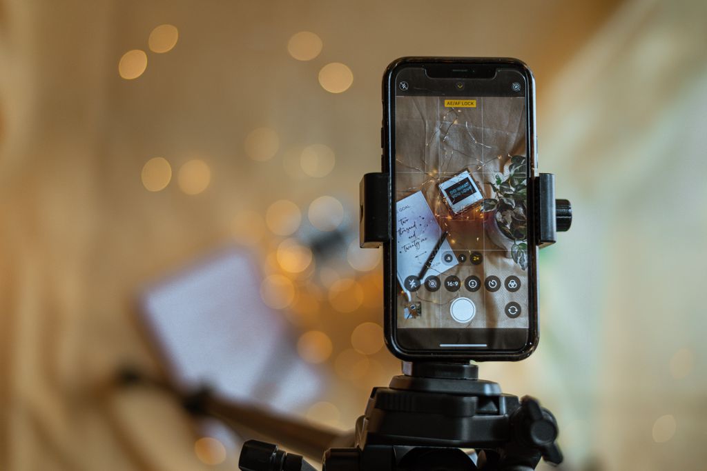 Os tripés de celular servem para mantê-lo estabilizado durante fotos e vídeos (Imagem: Mona Jain/Unsplash)