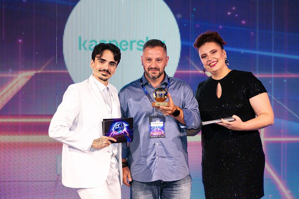 Fabiano Tricarico recebendo o prêmio da Kaspersky (Imagem: Canaltech)
