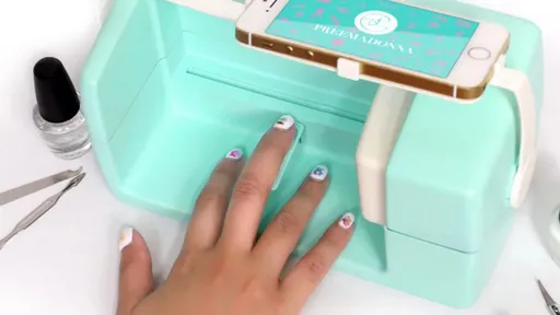 Nailbot, o aparelho que é uma manicure tecnológica