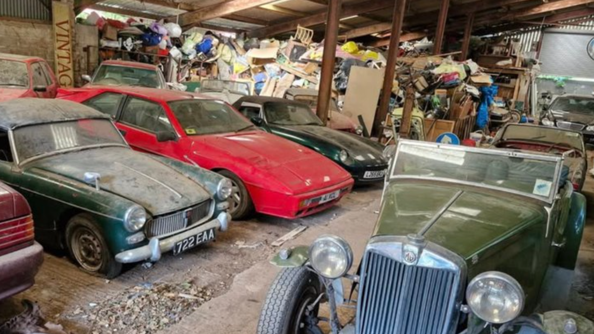 Coleção de carros clássicos é encontrada após décadas abandonada em celeiros