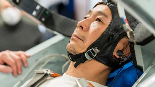 Bilionário japonês que irá à Lua com a SpaceX viajará antes para a ISS
