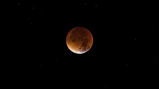Perdeu o eclipse lunar parcial mais longo do século? Veja essas fotos incríveis!