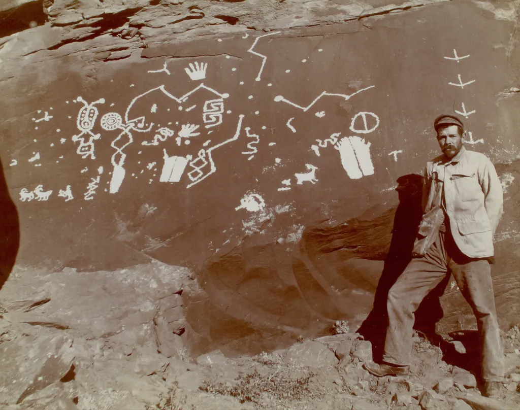 Os seres humanos provam ter conhecimento geométrico desde a pré-história, como nestes petroglifos encontrados no Glen Canyon, Arizona, EUA (Imagem: The New York Public Library/Unsplash)