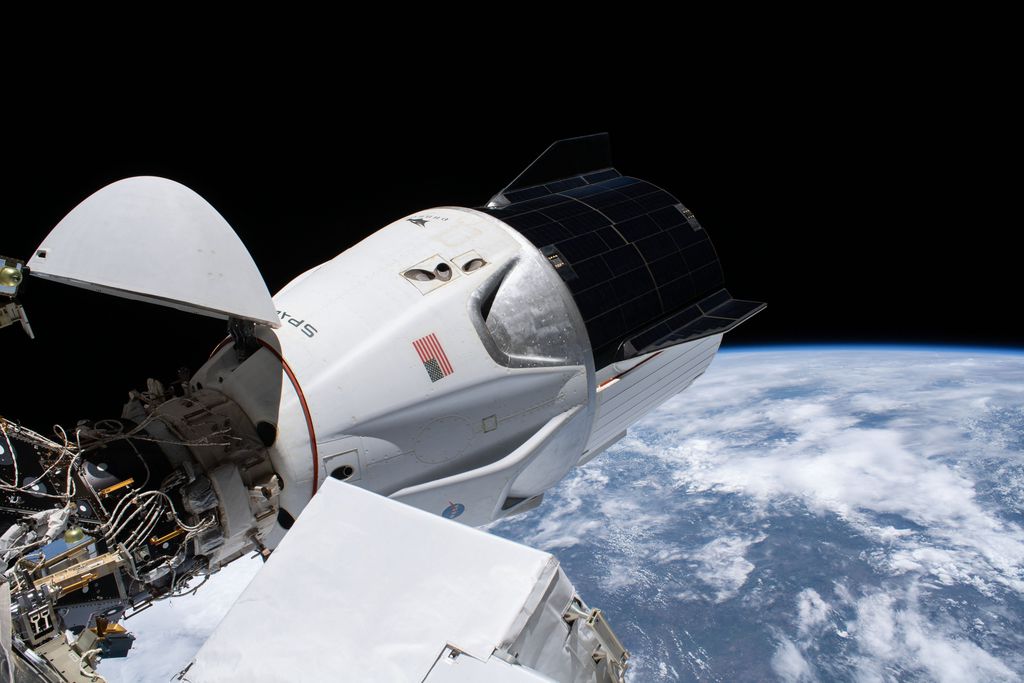 Nave Crew Dragon, da SpaceX, acoplada à ISS (Imagem: Reprodução/SpaceX)