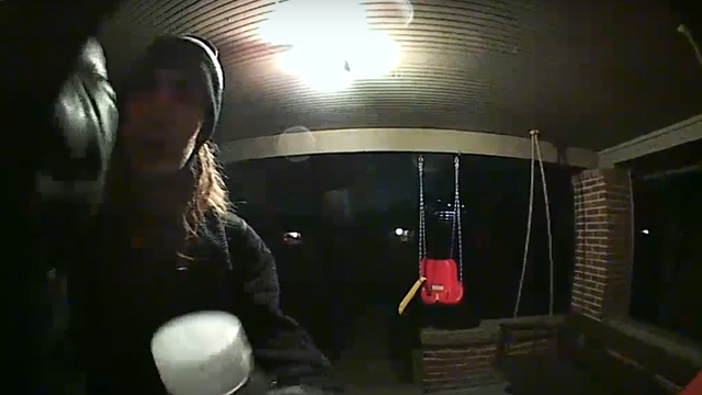 Ladrão rouba porteiros eletrônicos enquanto seu rosto é filmado por eles