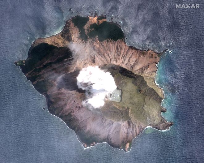 Imagem de satélite obtida três dias após a erupção (Imagem: Reprodução/Maxar Technologies)