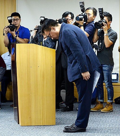 Presidente da divisão mobile da Samsung, Koh Dong-jin se curva diante da imprensa e do público num pedido de desculpas pelos problemas causados pelo Galaxy Note7 Presidente da divisão mobile da Samsung, Koh Dong-jin se curva diante da imprensa e do público num pedido de desculpas pelos problemas causados pelo Galaxy Note7
