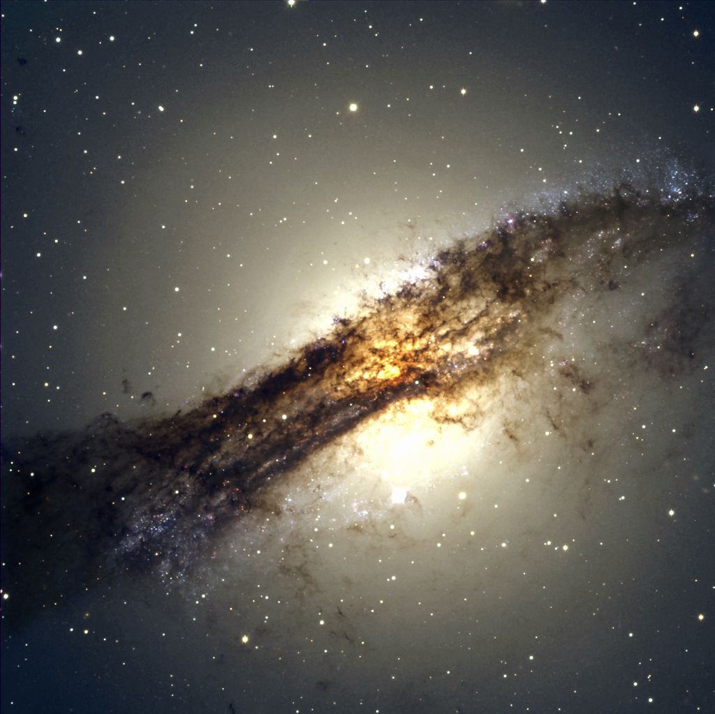 Galáxia Centauro A possui braços espirais escondidos por nuvem de poeira (Foto: ESO)