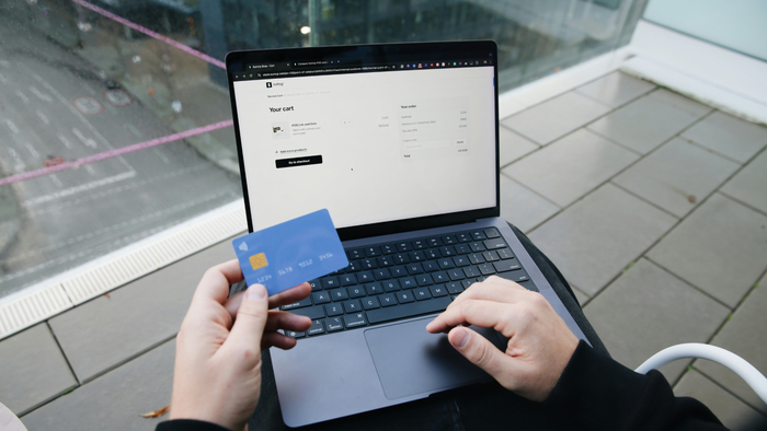 84% dos brasileiros pretendem comprar na Black Friday; eletrônicos lideram