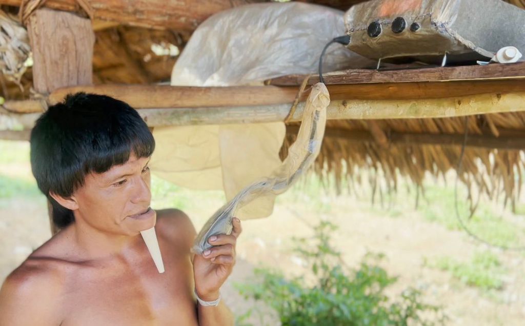 A comunicação entre as equipes e a população indígena acontece por um rádio amador (Imagem: Luís Oliveira/SESAI/MS)