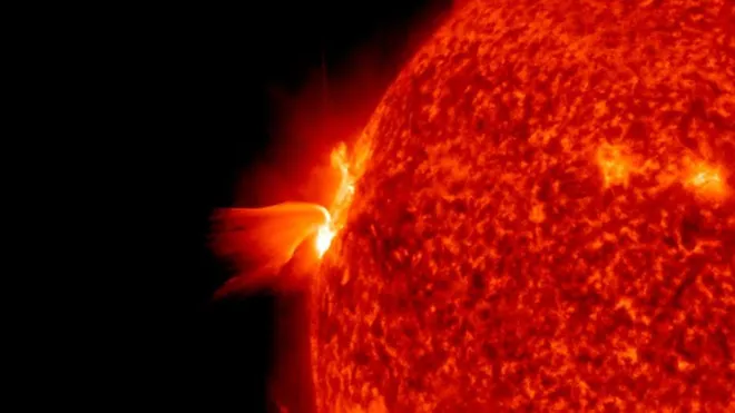 A grande explosão solar detectada no fim de semana parece fazer parte de outro grupo de manchas (Imagem: Reprodução/NASA/Solar Dynamics Observatory)