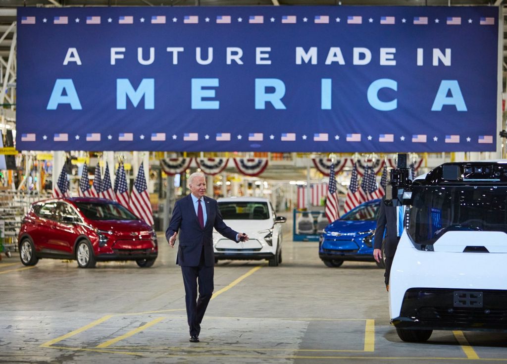 Joe Biden, presidente dos EUA, durante visita à fábrica de carros elétricos da GM (Imagem: Jeffrey Sauger/Divulgação, General Motors)