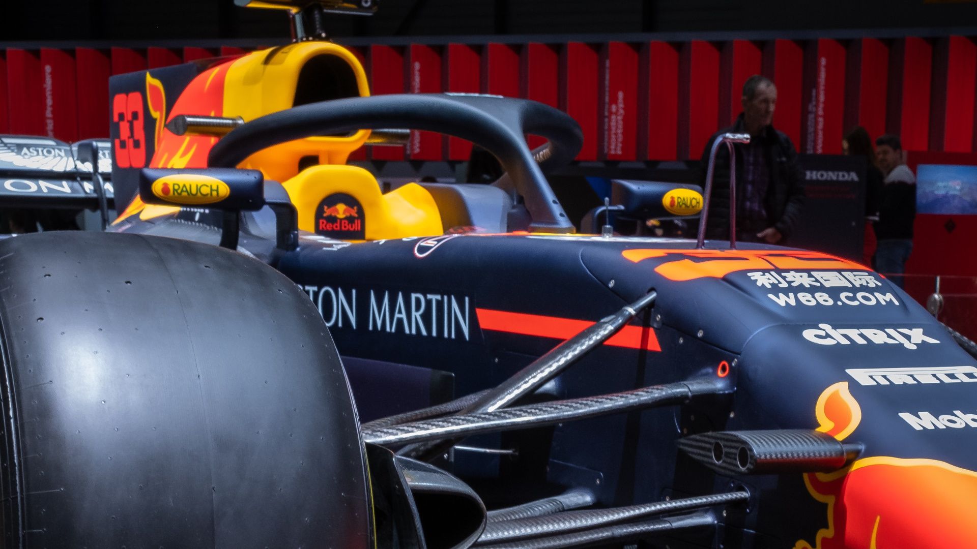 Um carro de corrida com fundo preto e as palavras f1 na frente.