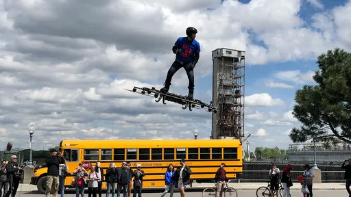 Vídeo viral mostra rapaz “dando um rolê” pela cidade em drone gigante