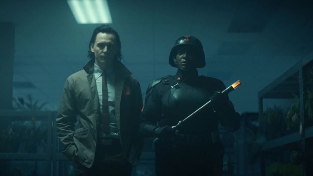 Loki deixa de ser prisioneiro para se tornar agente da TVA (Imagem: Reprodução/Disney+)