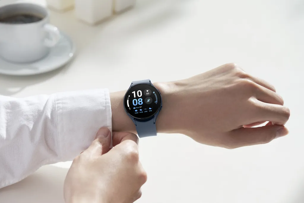 Atualização modesta, o Samsung Galaxy Watch 5 traz tela de cristal de safira, bateria maior, aprimoramentos na leitura de composição corporal e novo sensor de temperatura (Imagem: Divulgação/Samsung)