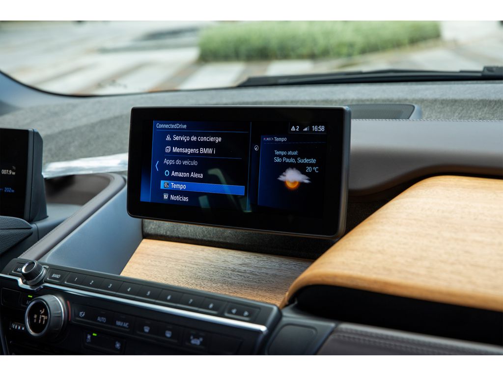Imagem: Alguns carros da BMW já podem ser atualizados online, além de interagirem com a Amazon Alexa/ Imagem: BMW