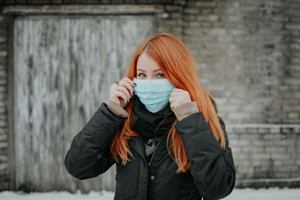 Não tocar na máscara e trocar a cada duas horas são alguns conselhos dos especialistas (Imagem: Pille-Riin Priske/Unsplash)