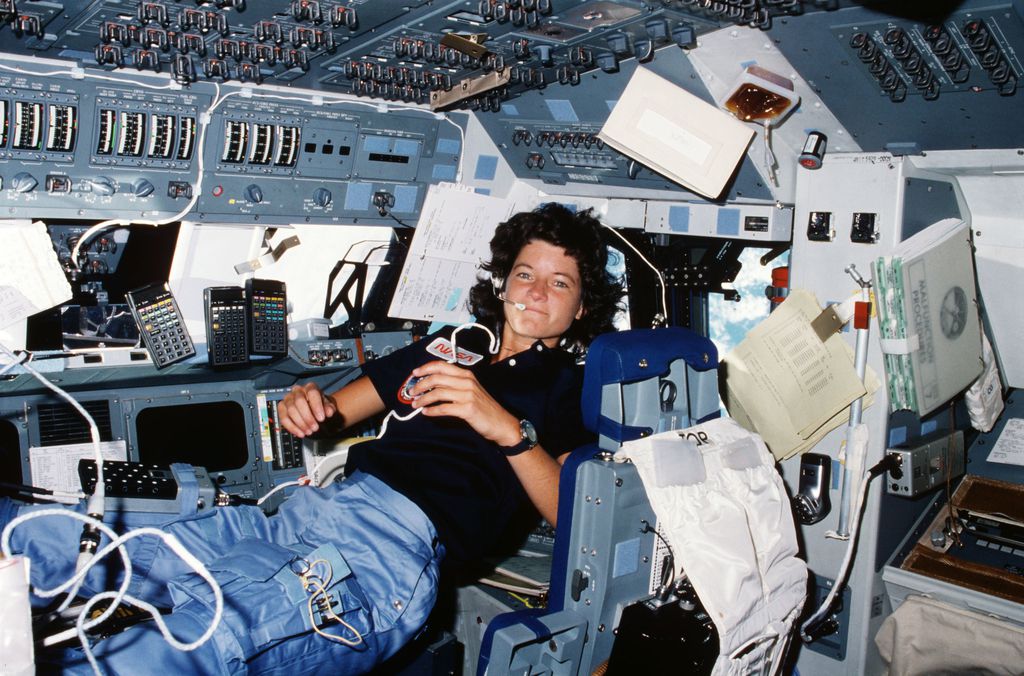 Sally Ride a bordo do ônibus espacial Challenger em 1983, durante seu voo ao espaço (Imagem: NASA Marshall Space Flight Center)