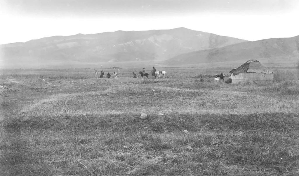 Excavation at the Kara-Djigach site in the Chu Valley, Kyrgyzstan, at the foot of the Tian Shan Mountains, between 1885 and 1892 (Image: AS Leybin / Public Domain)