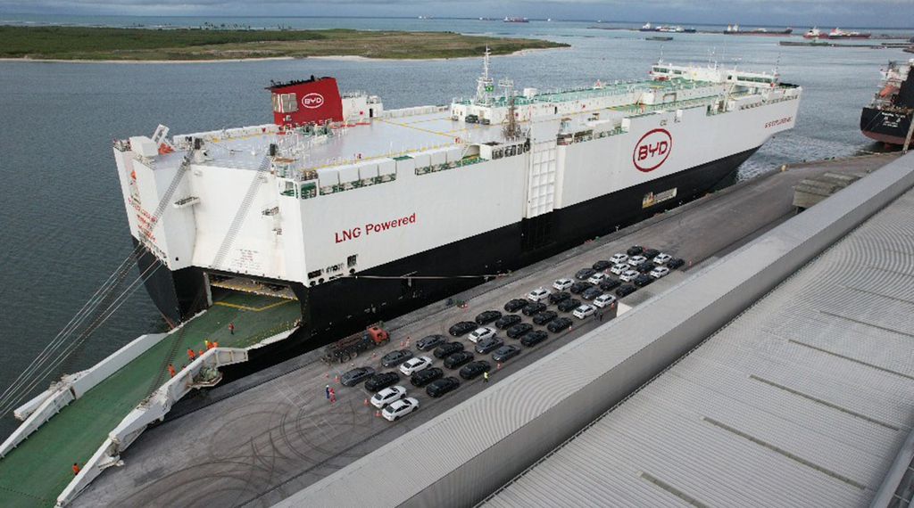 BYD tem usado navio gigante para trazer milhares de carros ao Brasil antes do aumento de imposto (Imagem: Divulgação/BYD)