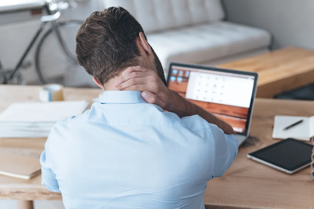 Home office aumentou índice de pessoas com dores nas costas, segundo relatório do Reino Unido (Imagem: gstockstudio/envato)