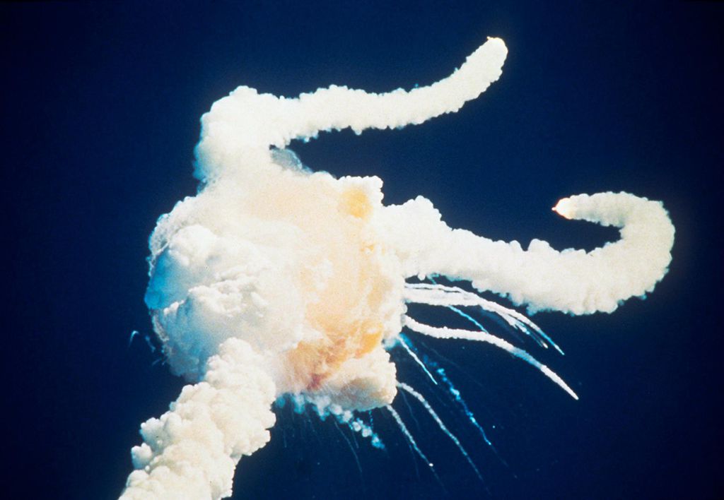 Momento em que o Challenger explodiu no dia 28 de janeiro de 1986 (Foto: AP)