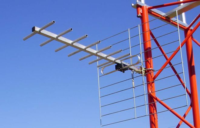 Antena UHF: Anatel quer utilizar essa faixa de radiofrequência para ampliar a banda larga no Brasil
