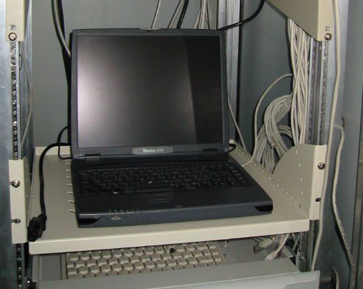 O Pentium III de 1 GHz e 256 MB de memória RAM de Fredrik "TiAMO" Neij, um dos primeiros servidores improvisados do Pirate Bay. (Foto: reprodução/TorrentFreak).