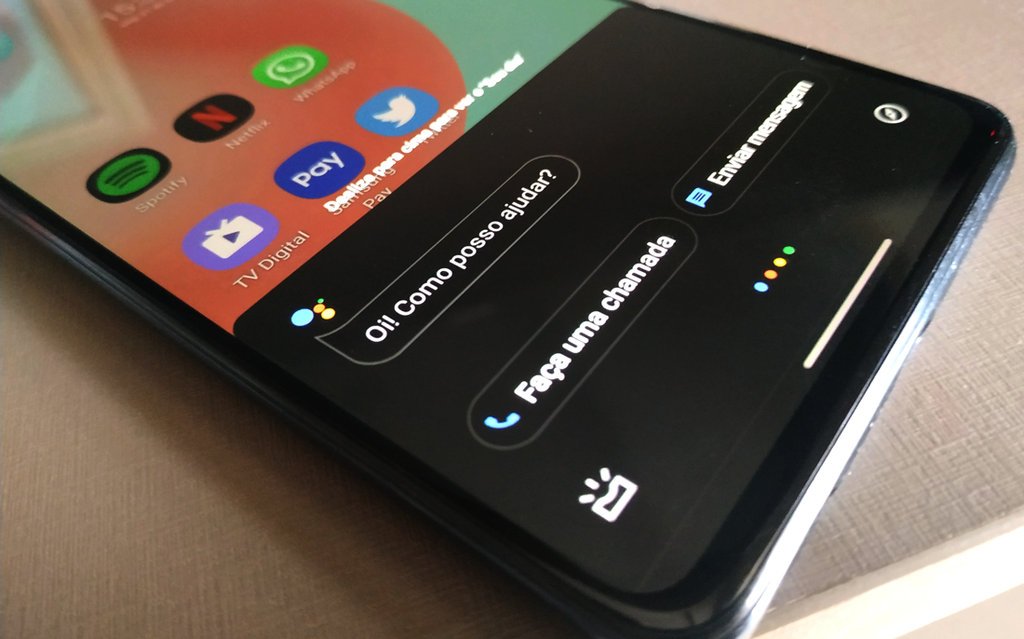 A aparência atual do Google Assistente é sóbria e compacta, localizada na metade inferior da tela (Imagem: André Magalhães/Canaltech)