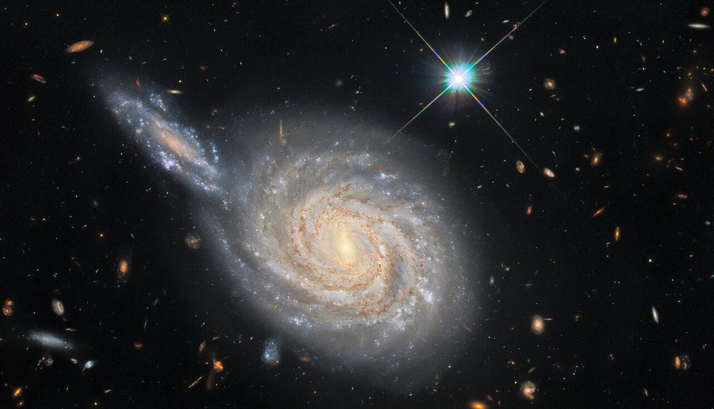 A galáxia espiral NGC 105, em destaque na imagem, está localizada a 215 milhões de anos-luz da Terra (Imagem: Reprodução/ESA/Hubbke/NASA)