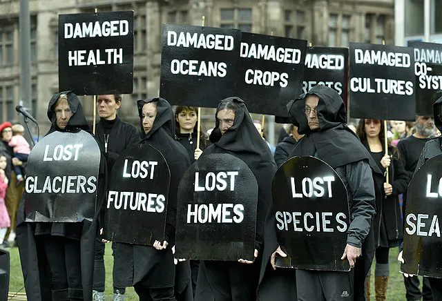Protesto pelo clima realizado na Escócia na última semana pedia ações mais efetivas na COP27 (Imagem: Neil Hanna/Friends of the Earth Scotland/Wikimedia Commons)