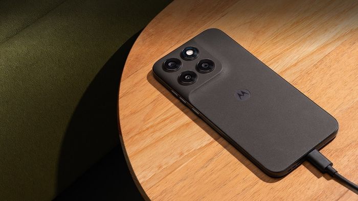 Moto G77 e G67 chegam com cores vibrantes e acabamento sofisticado