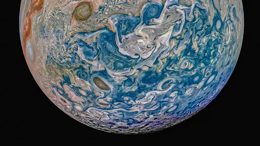 Sonda da NASA faz manobra arriscada e descobre mais um ciclone em Júpiter