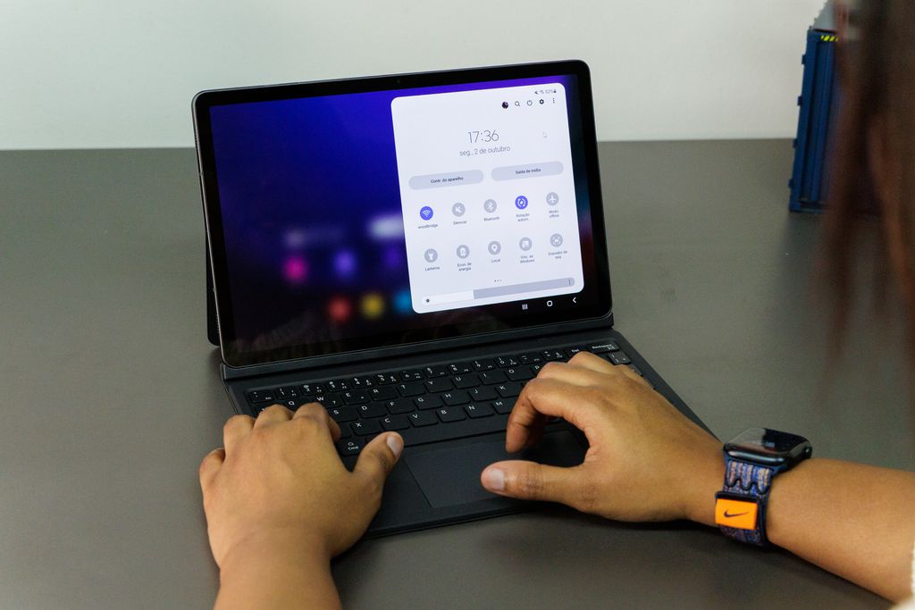 O Galaxy Tab S9 tem modo DeX para usar o tablet como computador (Imagem: Ivo Meneghel Jr/Canaltech)