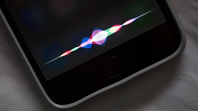 Mulher chamada Siri pede MacBook para Tim Cook, CEO da Apple