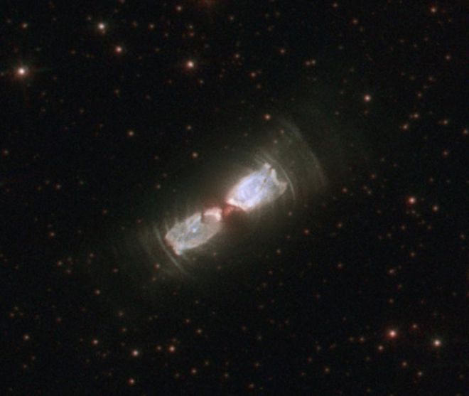 A estrutura desta nebulosa mostra evidências de emissões esféricas e bipolares (Imagem: Reprodução/ESA/HUBBLE/NASA/Starts With a Bang)