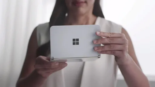 Surface Trio? Microsoft registra patente de celular dobrável com três telas
