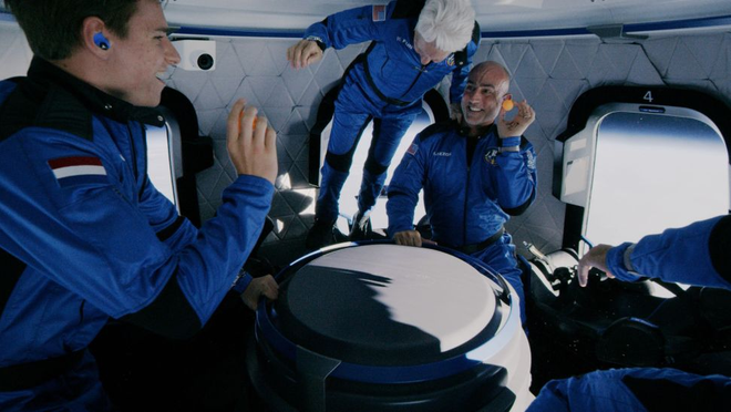 A tripulação do voo inaugural da Blue Origin flutuando na cápsula (Imagem: Reprodução/Blue Origin)