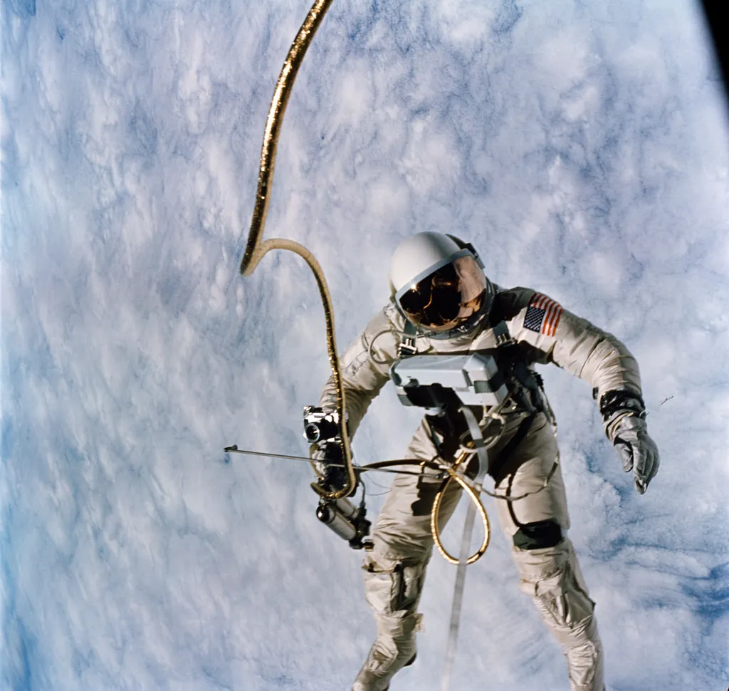 O astronauta Edward White na missão Gemini IV executando seu primeiro spacewalk, em 1965 (Imagem: NASA)