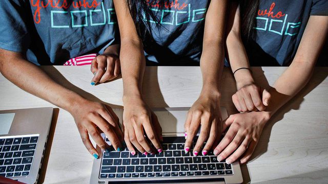 Uber doa mais de US$ 1 milhão para ONG que transforma garotas em programadoras