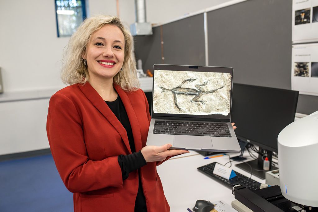 Valentina Rossi, autora principal del estudio, mostrando una fotografía del fósil falso descubierto (Imagen: Zixiao Yang)