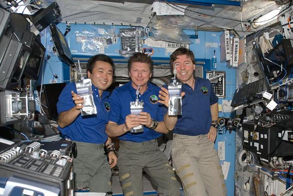 Se pudessem, os astronautas beberiam uma cervejinha em recipientes como esses (Foto: NASA)