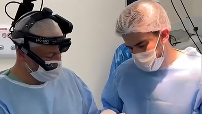 Hospital brasileiro faz cirurgia inédita usando óculos de realidade aumentada