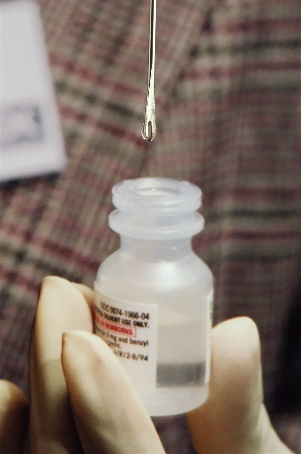 Uso da agulha bifurcada foi comum na vacinação contra a varíola (Imagem: James Gathany/CDC)